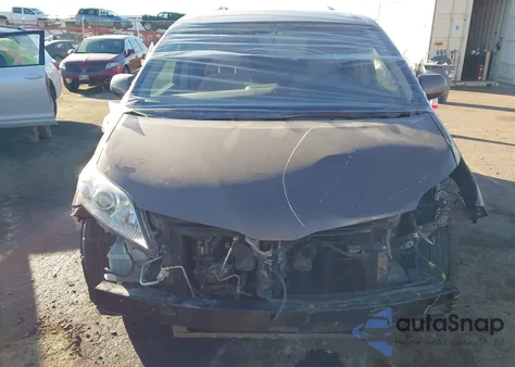 2020 Toyota Sienna Le z USA, uszkodzony, nr VIN 5TDJZ3DC7LS238865